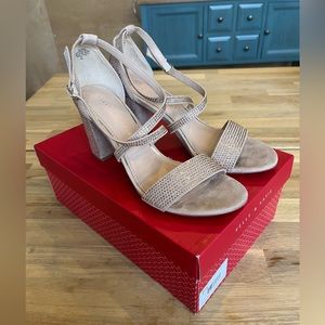 Kelly & Katie Paloona Nude Heels, Size 7.5